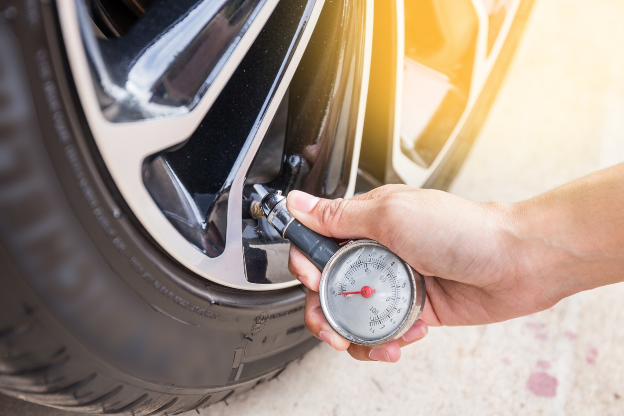 checking car tyre pressure