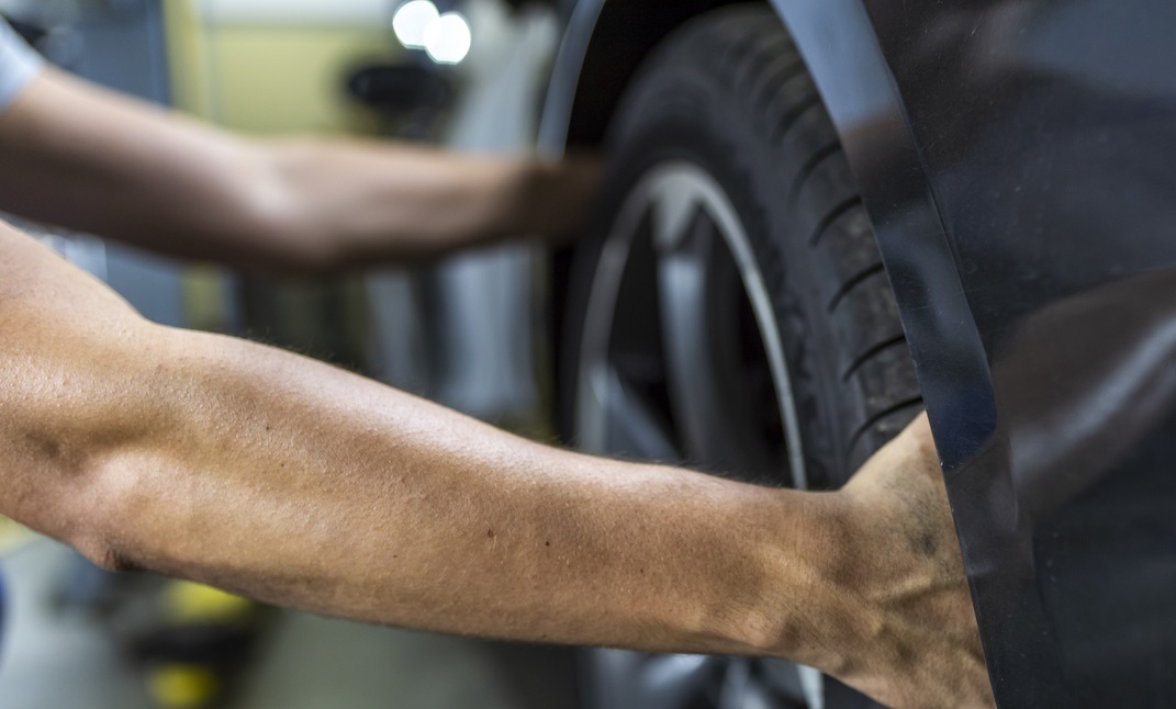 Man changing car tyre 