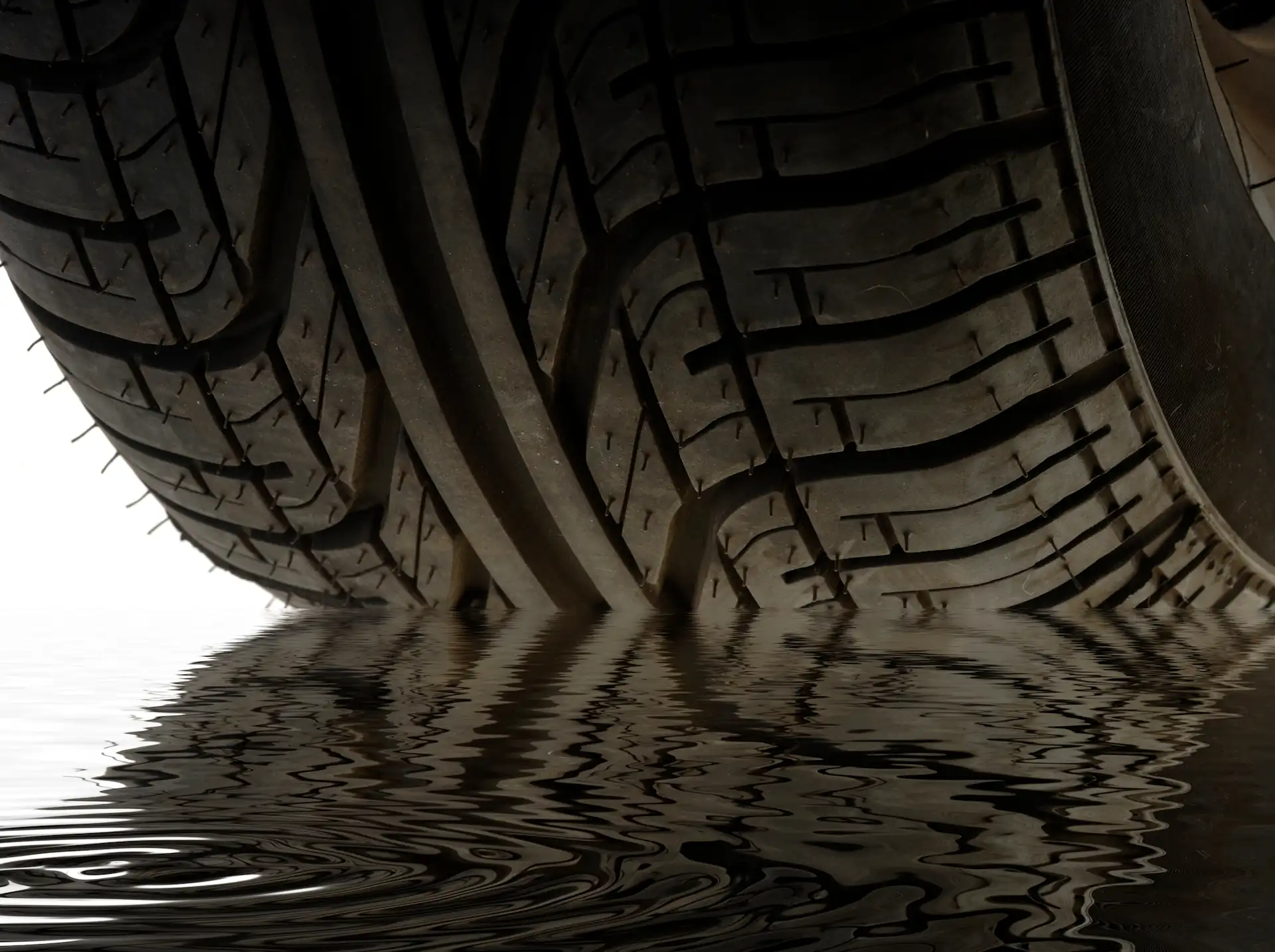 tyre tread can move water but not always